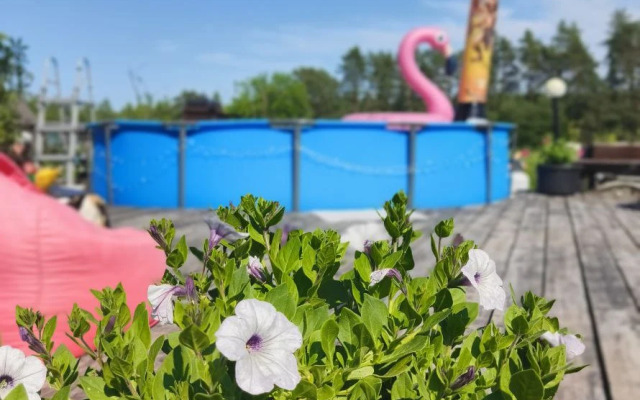 Частный дом в лесу у реки