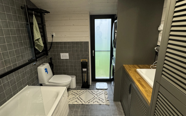 Частный Дом с Верандой в Лесу