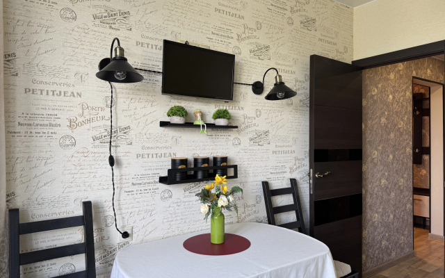 Semeynaya Retro s Vidom na Les Flat