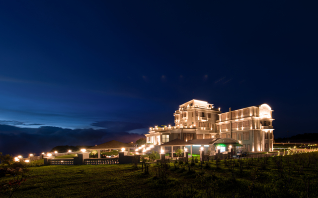 Отель Le Bokor Palace