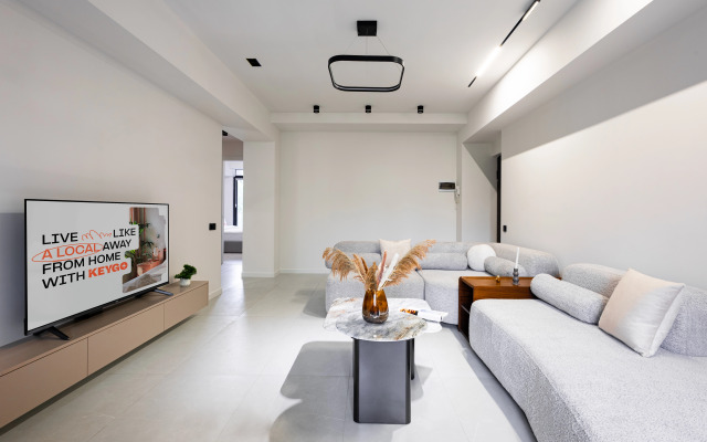 KeyGo #0157, 2 Bedroom Design with Balcony Apartments