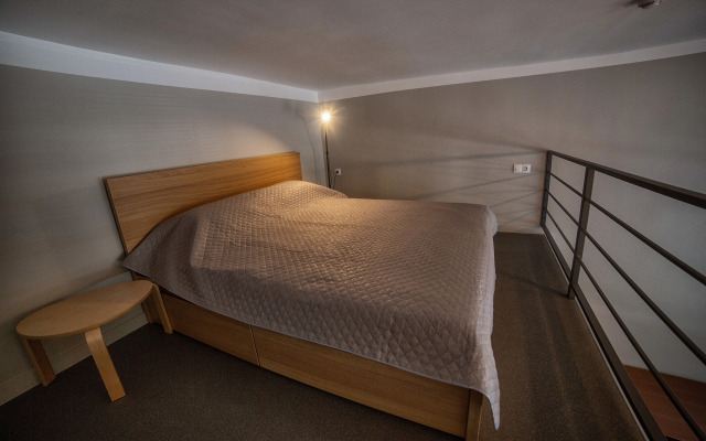 Sovremennaya studiya v tsentre goroda Flat