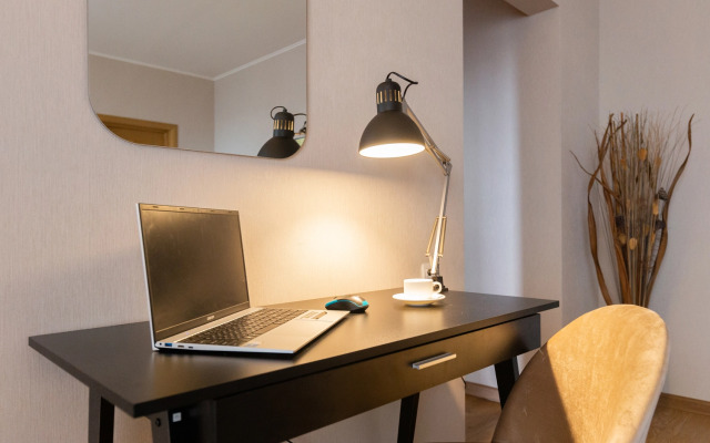 Semejnaya Dvuhkomnatnaya u Zooparka s Gamakom na Lodzhii Flat