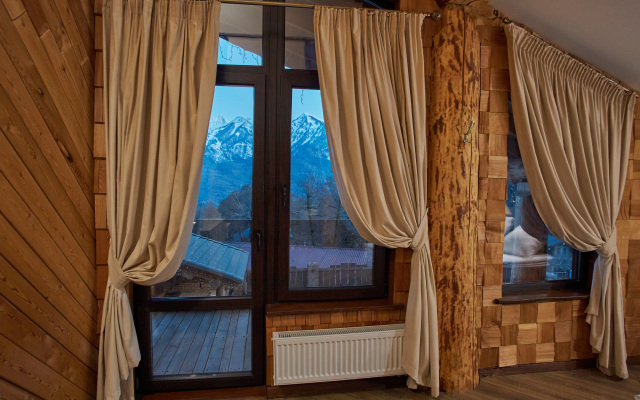Kedr 750, 6 spalen, 15 gostej s Bassejnom i Banej Chalet