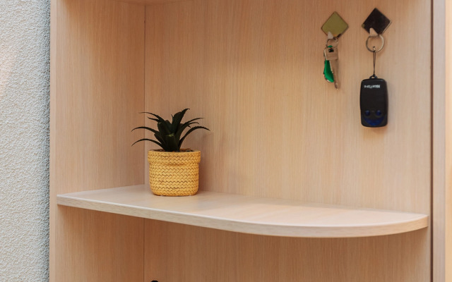 Dushevnaya, uyutnaya v parke na beregu ozera Flat