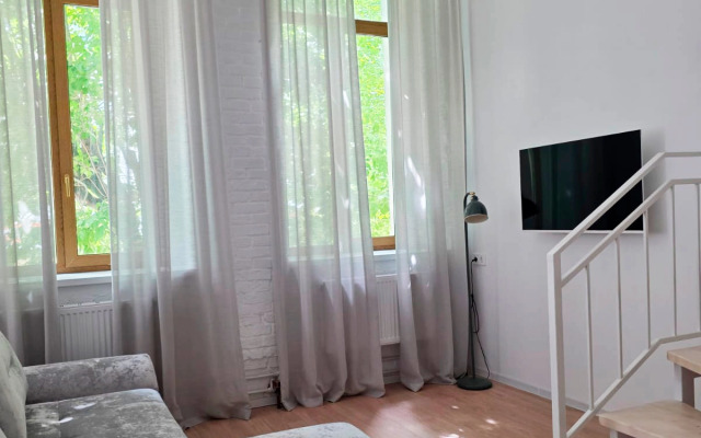 Novye S Vysokimi Oknami Na Peshekhodnoy Ulitse Apartments