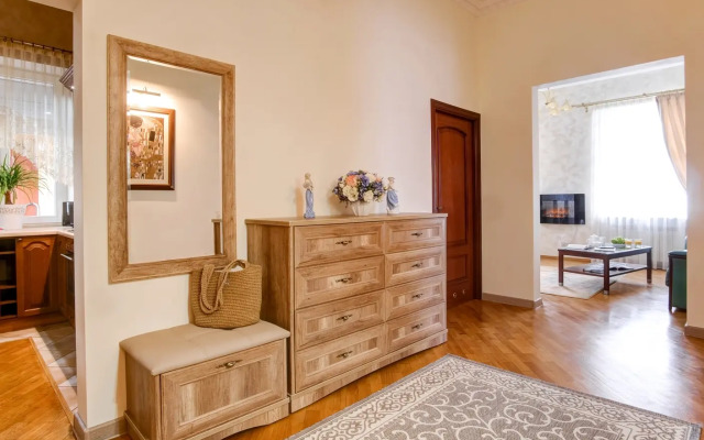 EvroUjut Prostornye chetyrehkomnatnye apartamenty v centre Apartments