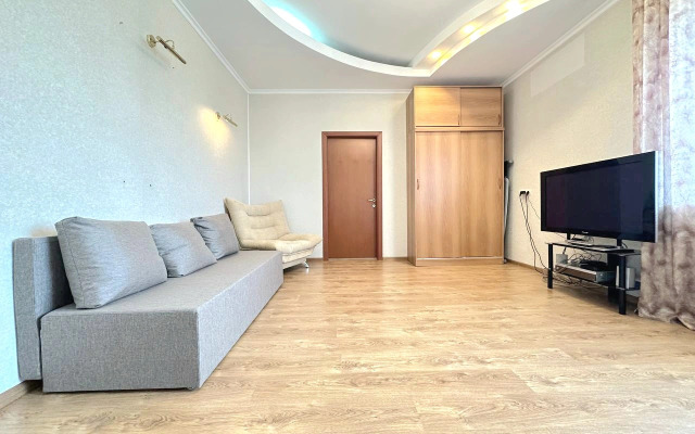 Chetyrekhkomnatnaya v Centre na Ostrovskogo Flat