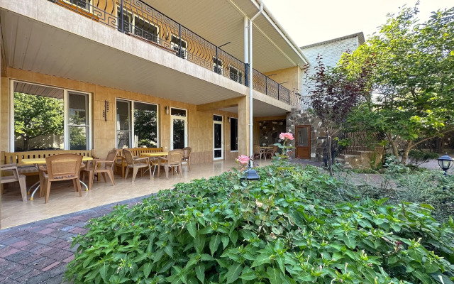 Na Revolyutsionnoy 31a Guest house