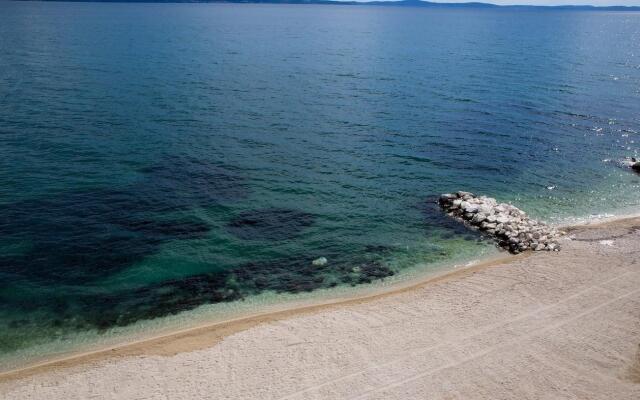 Spacious Beachfront Apartments Tanita