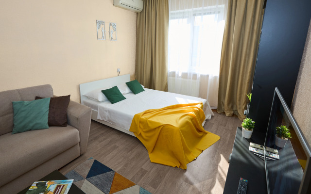 Квартира с диваном на кухне и балконом на Байбакова 2