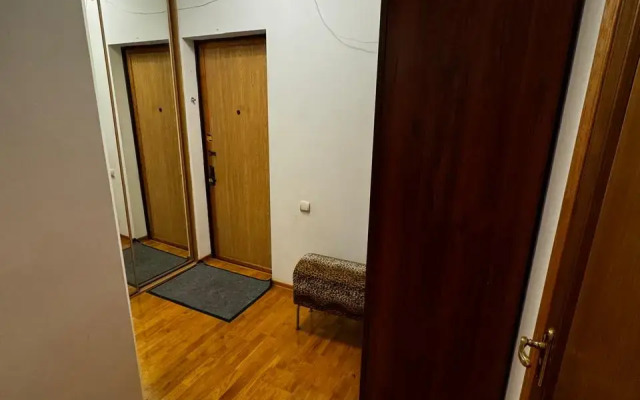 Uyutnaya kvartira s balkonom okolo metro Flat