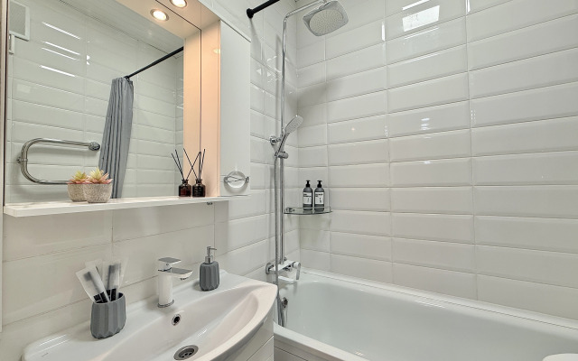 Жилое помещение 2-к квартира у метро Молодежная с яркими закатами