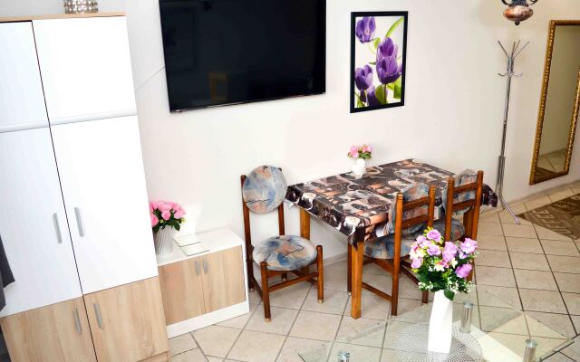 Lorabel Apartment House