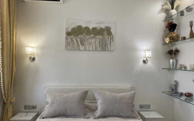 Апартаменты в современном стиле с камином