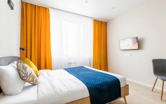 Yarkaya studiya ryadom s naberezhnoj i kondicionerom Flat