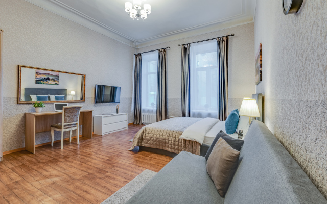 Prostornaya U Naberezhnoy Nevy Flat
