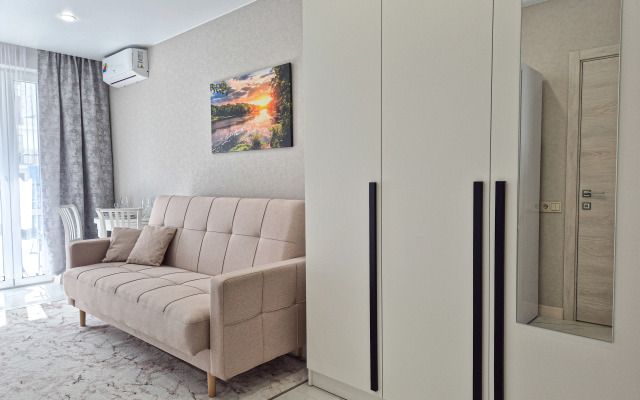 S Balkonom v Odnom iz Samykh Zelenykh Rayonov Sochi Flat