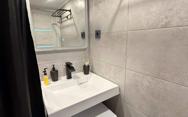Uyutnaya Studiya Na Dvoikh Apartments