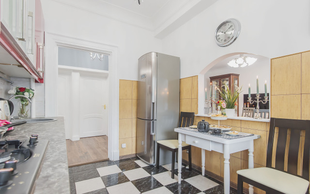 Gm Prostornaya Chetverka Na Patriarshikh Apartments