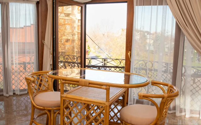 S vidom na gory v ozdorovitelnom centre Reka ZHizni Apartments