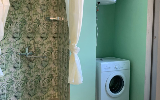 U Morya v Sukhume na Turbaze Akirtava 30 Apartments
