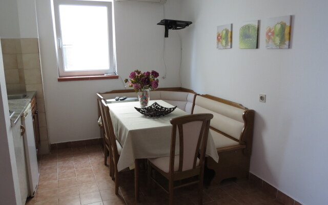 More 1/4 Apartments