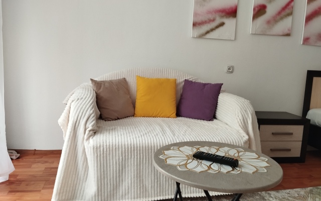 Tryokhmestnaya. Tsentr. Svetlaya. Teplaya. Balkon Flat