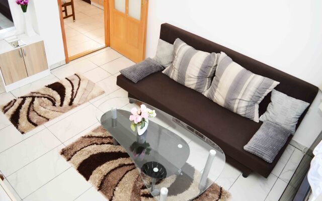 Lorabel Apartment House
