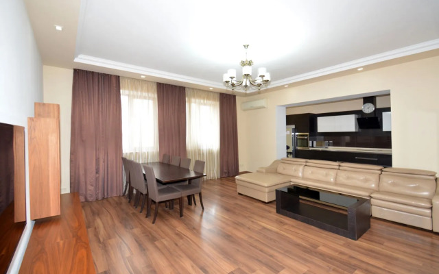3-K Kvartira v Novostroyke na Ulitse Arama Flat