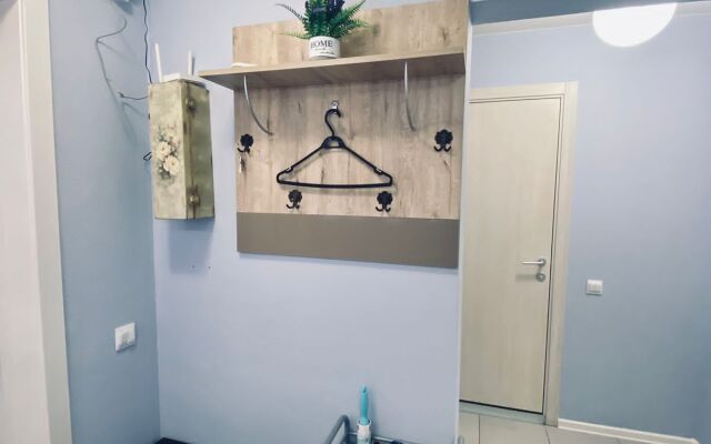 Semejnyie 3h Komnatnyie U Metro Apartments