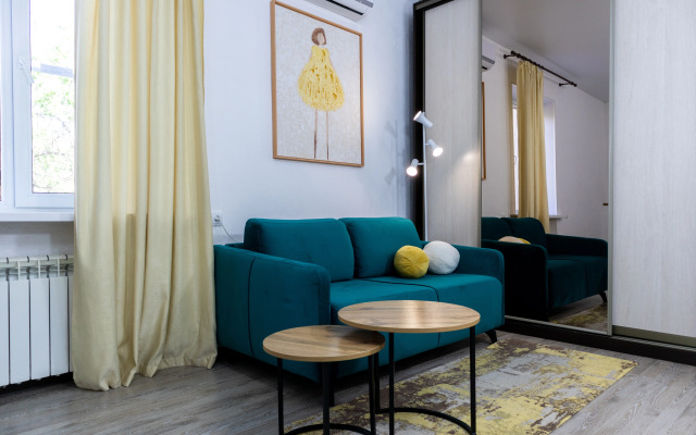 Atmosfernye na naberezhnoj v dome s kolonnami Lovets Snov 1 Apartments