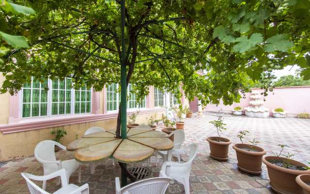 s 5 spal'nyami Guest House