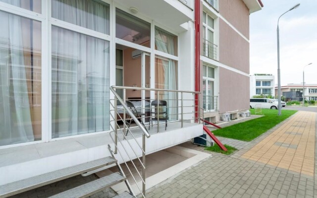 Na pervoy beregovoy linii s zakrytoy territoriyey so svoim ulichnym balkonom Flat
