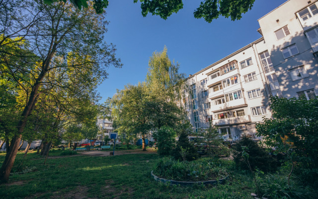 Privet, YA V Centre Flat