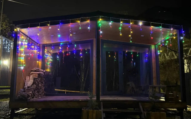 Частный дом с камином у ручья