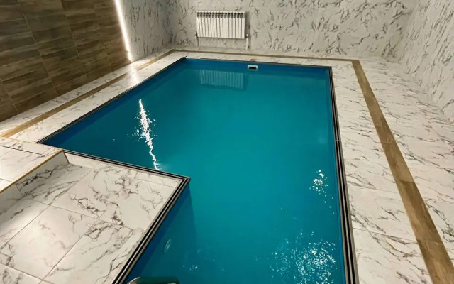 Alisa. Dom s basseynom i baney na drovakh Private house