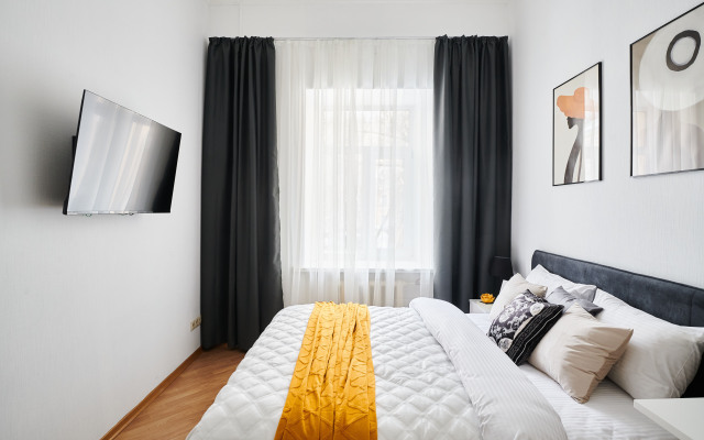 GM YArkaya Trekhkomnatnaya u Krasnoj Ploshchadi Apartments