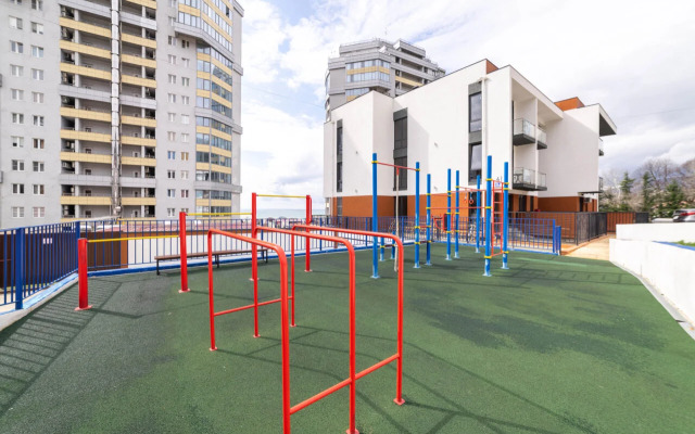 Квартира светлая студия с видом на море и балконом с бассейном на территории