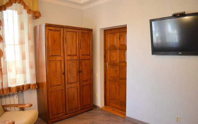 Частный Дом с Беседкой на Проспекте Дзержинского 25