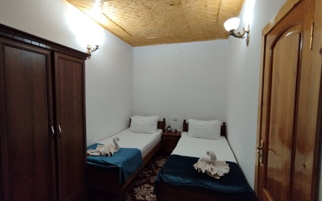 Parvina Hotel