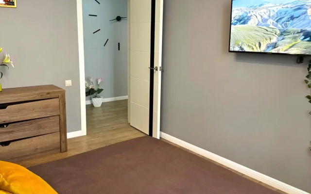 Prostornaya Dvukhkomnatnaya Flat