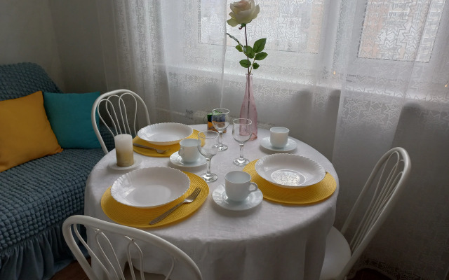 Ryadom s klinikoj Fedorova i Institutom pediatrii (m. Seligerskaya) Flat