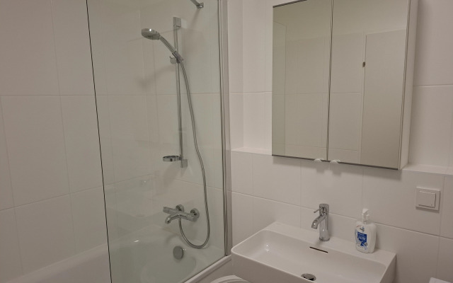 Zamechatelnaya Kvartira vo 2m Rayone Veny s Uyutnym Balkonom Flat