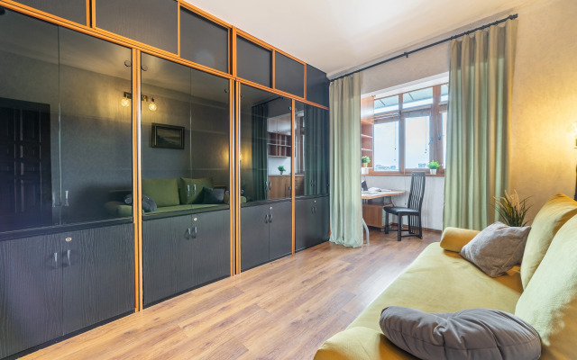 Gagarin S Vidom Na More Flat