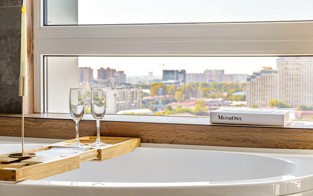 Апартаменты VIP студия с роскошной ванной у панорамного окна