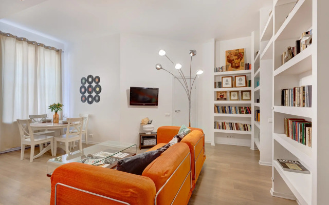 V stile disko u Strelki na Vasilevskom Flat