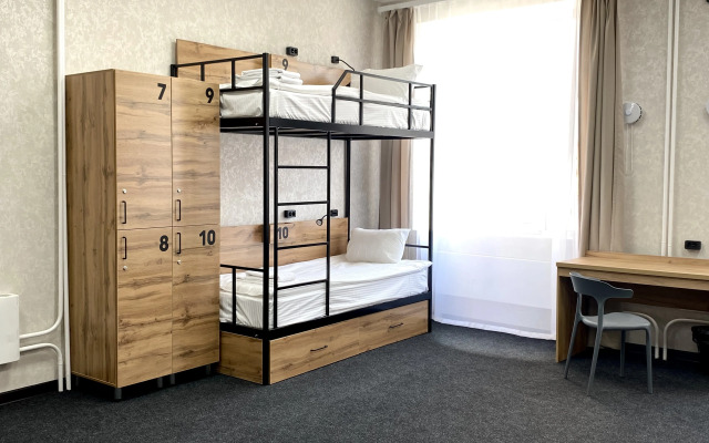 Dekabrist V Geofizicheskom Hostel