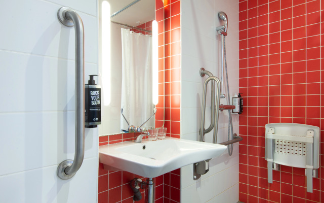 Ibis Oktyabr'skoe Pole Hotel