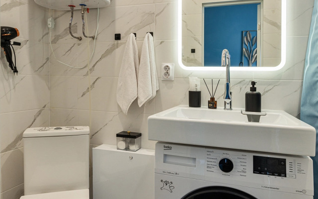FullHouseApart dizaynerskaya chetyrekhmestnaya studiya na vokzal'noy ploshchadi Apartments
